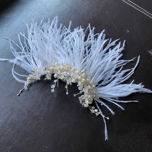 Accessories - NWOT Bridal beaded feather hair comb